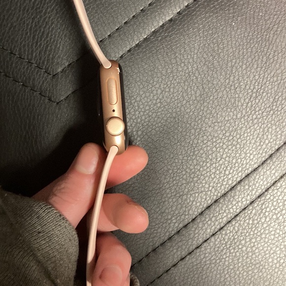 Apple Watch SE (GPS) 40mm Gold Aluminum Case with Pink Sand